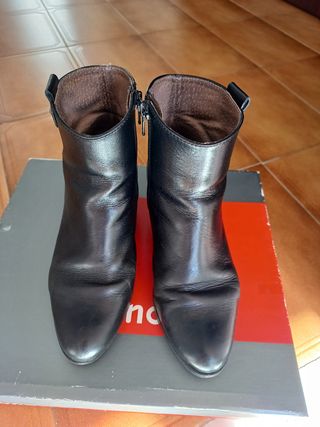 Botines negros de mujer.