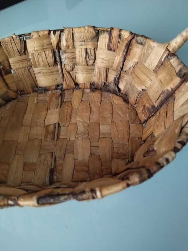 Cesta como de mimbre.