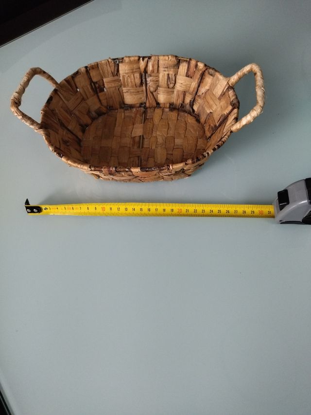 Cesta como de mimbre.