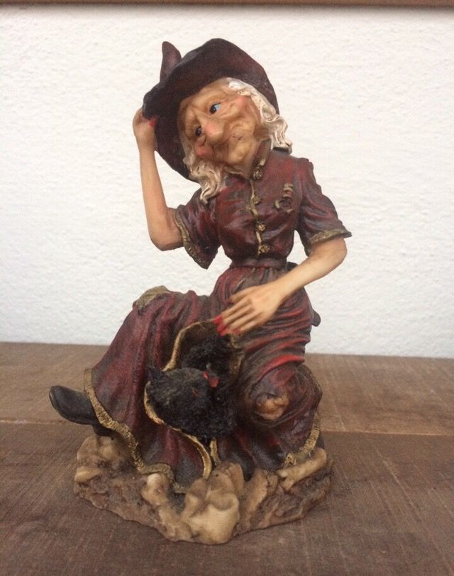 Figura de bruja con gato negro