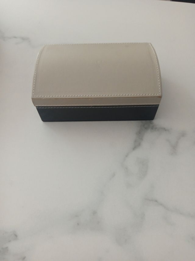 Caja piel terciopelo y regalo