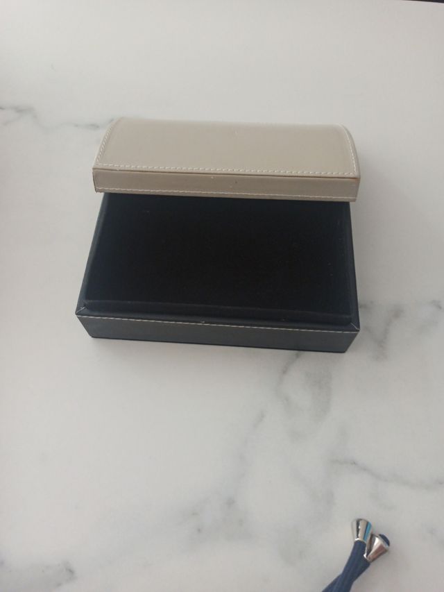 Caja piel terciopelo y regalo