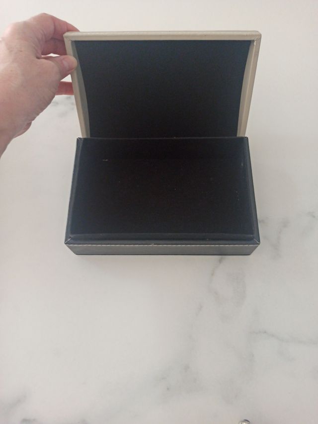 Caja piel terciopelo y regalo