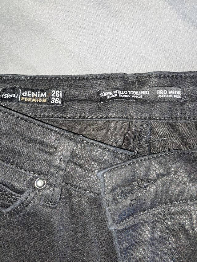 vaqueros ajustados estilo piel de serpiente talla