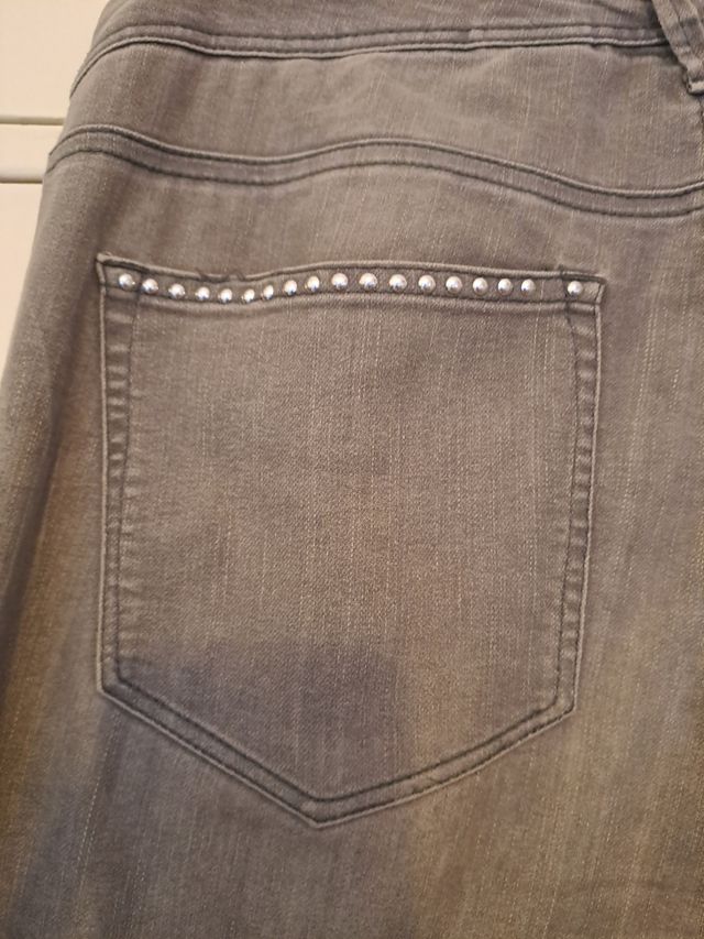 vaqueros gris clarito con brillantitos talla 42
