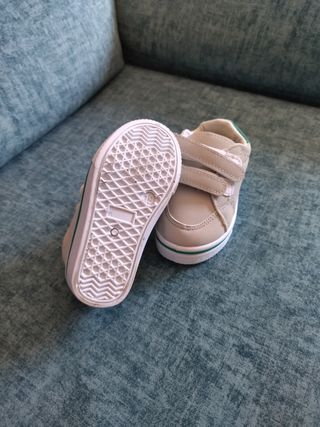 bebé chupete biberón peluche zapatillas