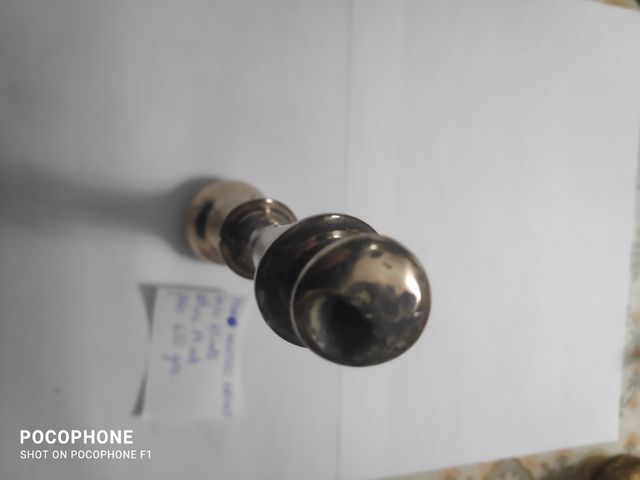 mano de mortero de bronce