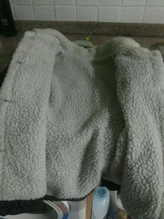 Cazadora tejana negra con cuello de borrego blanco