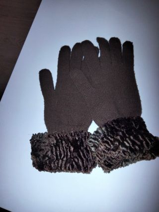 Pares de guantes en tonos tostados y marrón