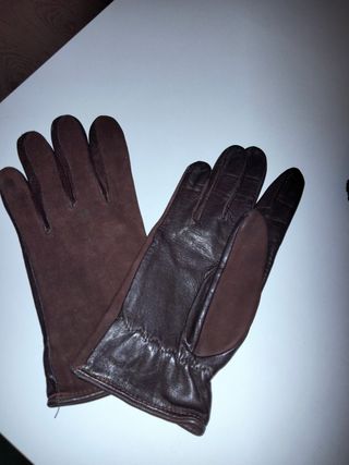 Pares de guantes en tonos tostados y marrón