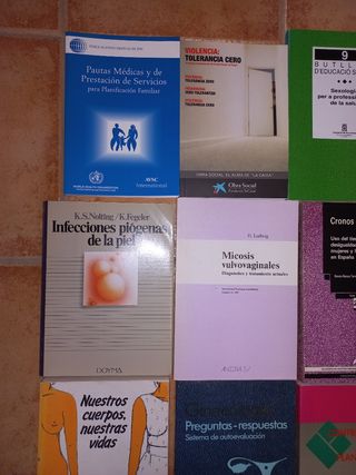 Libros antiguos de medicina y sexualidad.