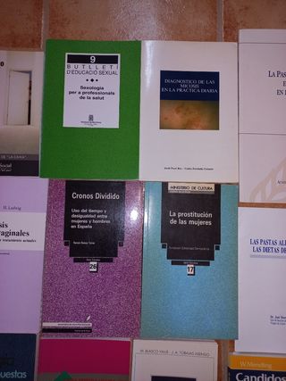 Libros antiguos de medicina y sexualidad.