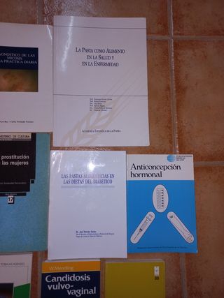 Libros antiguos de medicina y sexualidad.