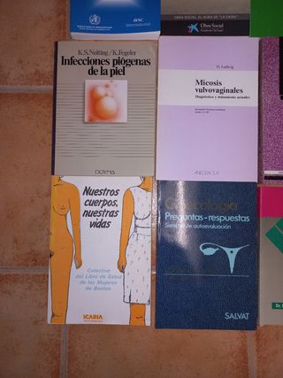 Libros antiguos de medicina y sexualidad.