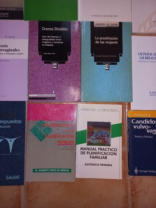 Libros antiguos de medicina y sexualidad.
