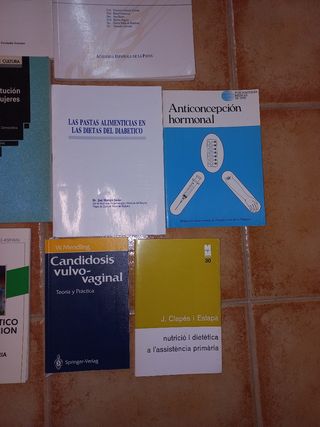 Libros antiguos de medicina y sexualidad.