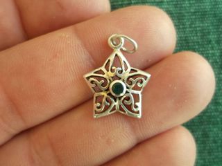 Pequeño colgante de plata con forma de estrella