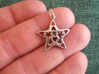 Pequeño colgante de plata con forma de estrella