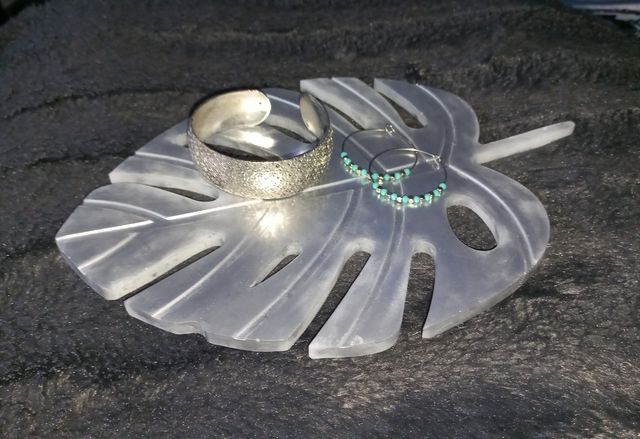 Bandeja artesanal hoja de palma plateada.