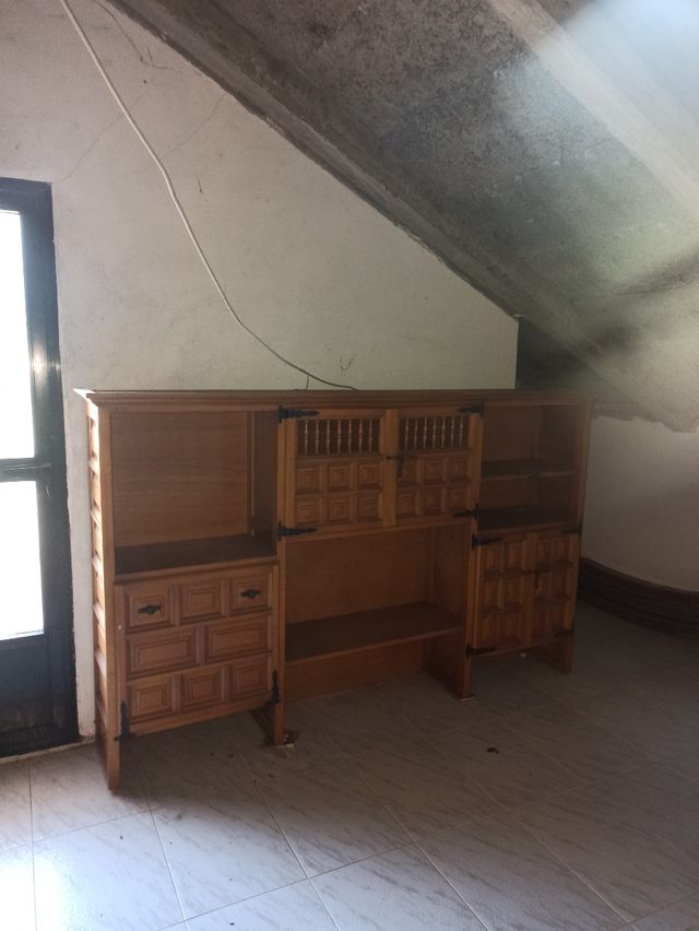 Mueble de madera antiguo