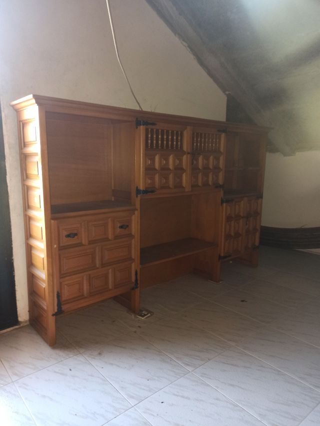 Mueble de madera antiguo