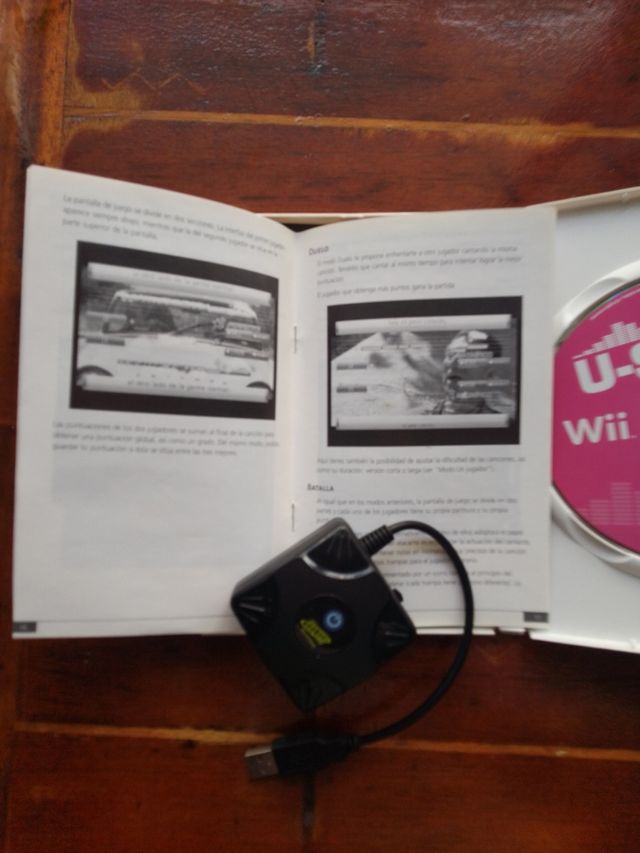 Juego Wii Karaoke U-Sing + 2 micrófonos + conector