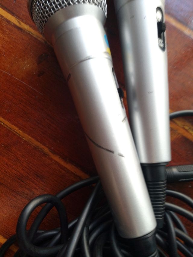 Juego Wii Karaoke U-Sing + 2 micrófonos + conector