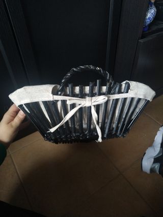Cesta mimbre  con asas negra con tela beige