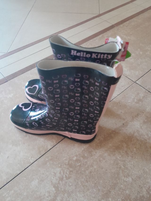 Stivaletti hallo kitty misura 35.