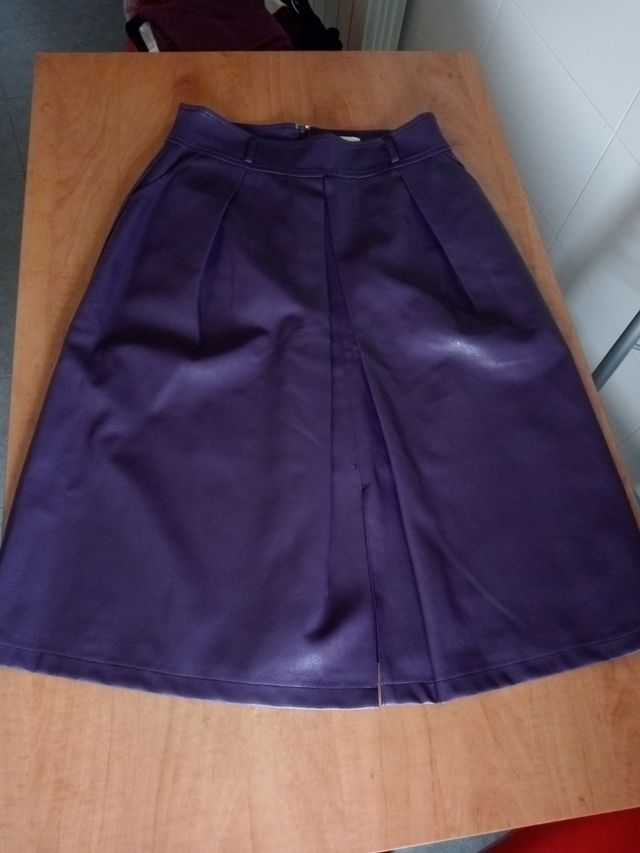Falda ecopiel de cintura alta en morado