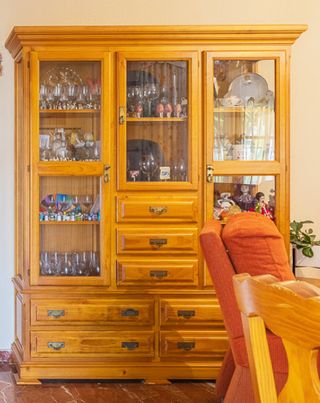 Mueble Vitrina madera maciza
