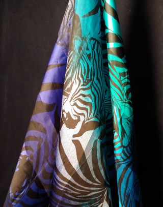 Pañuelo 100% seda grande.