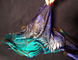 Pañuelo 100% seda grande.