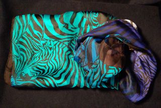 Pañuelo 100% seda grande.