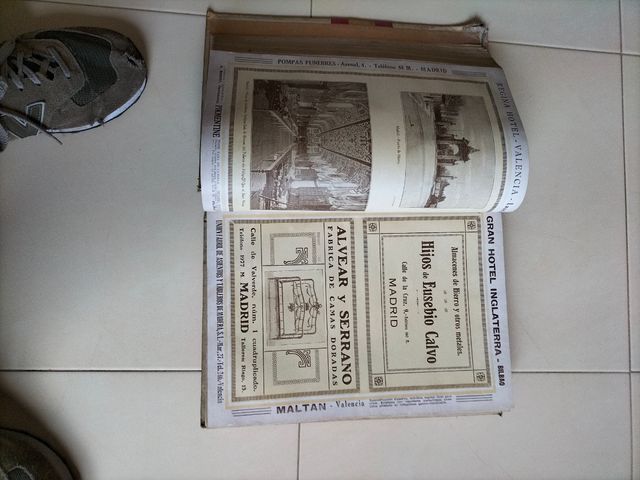 libro antiguo España en la mano