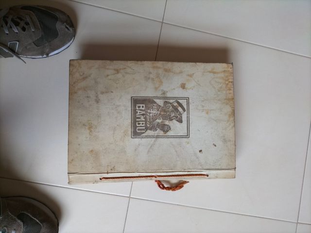 libro antiguo España en la mano