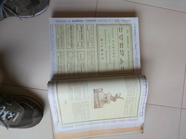 libro antiguo España en la mano