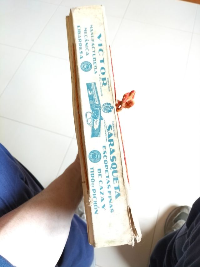 libro antiguo España en la mano