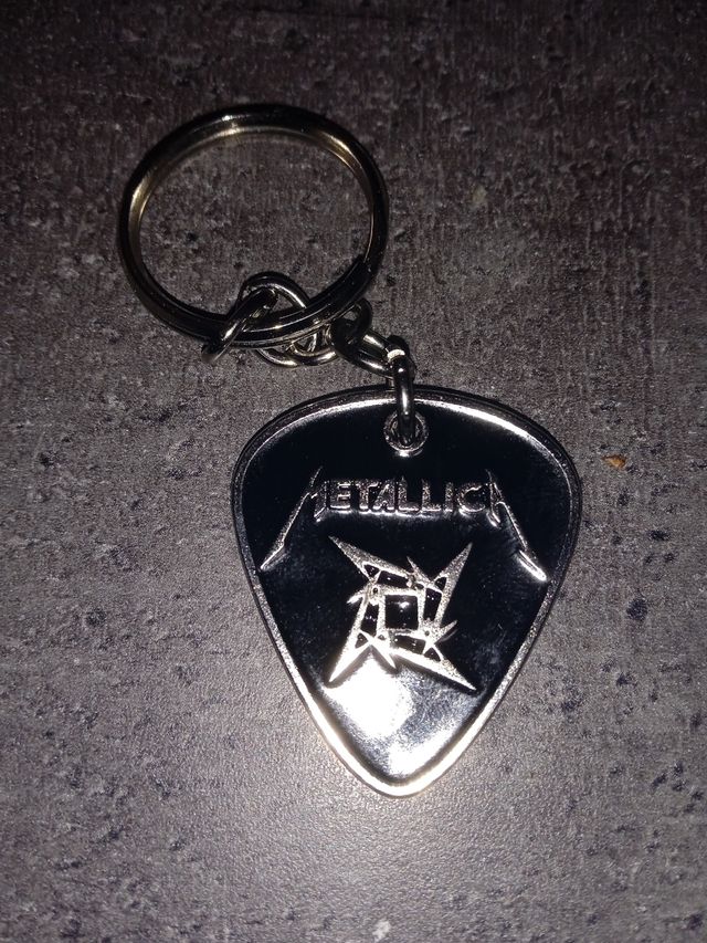 Metallica púa llavero de acero