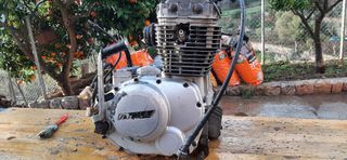 Motor Sanglas Yamaha 400cc.