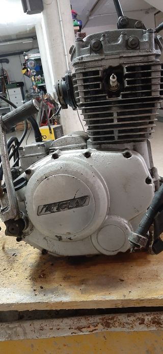 Motor Sanglas Yamaha 400cc.