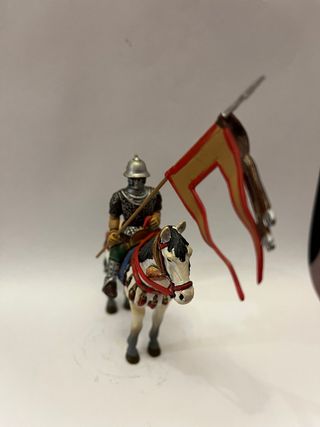 Piccolo soldato dà piombo a cavallo