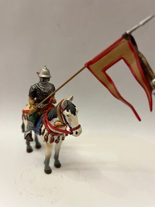 Piccolo soldato dà piombo a cavallo