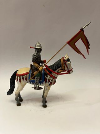 Piccolo soldato dà piombo a cavallo