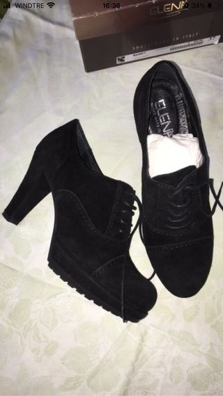 Scarpa con lacci e tacco