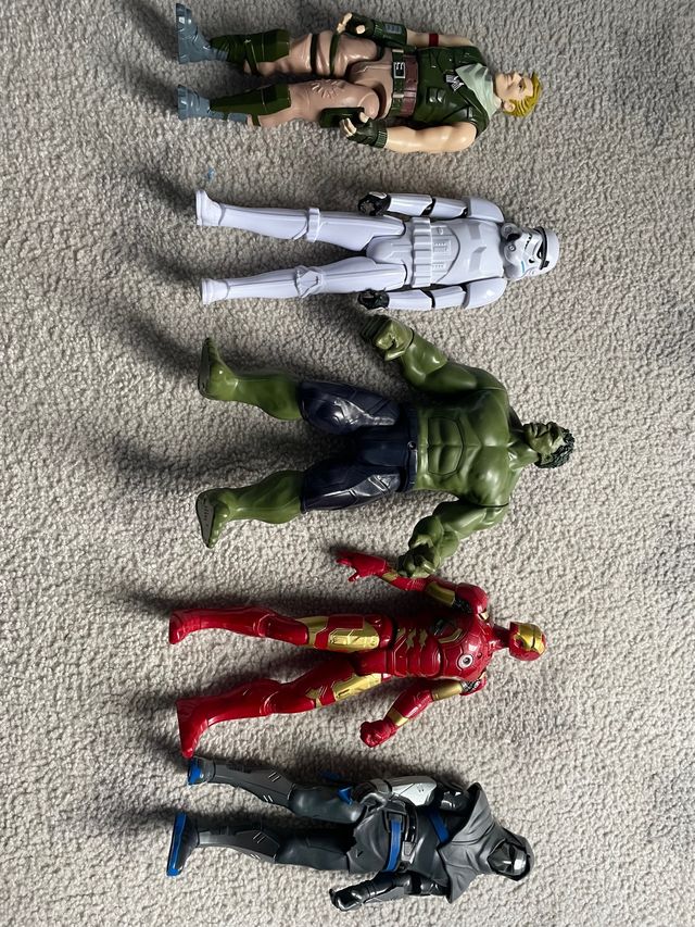 Lote muñecos variados 30cm.