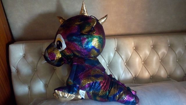 muñeco peluche dragón iridiscente