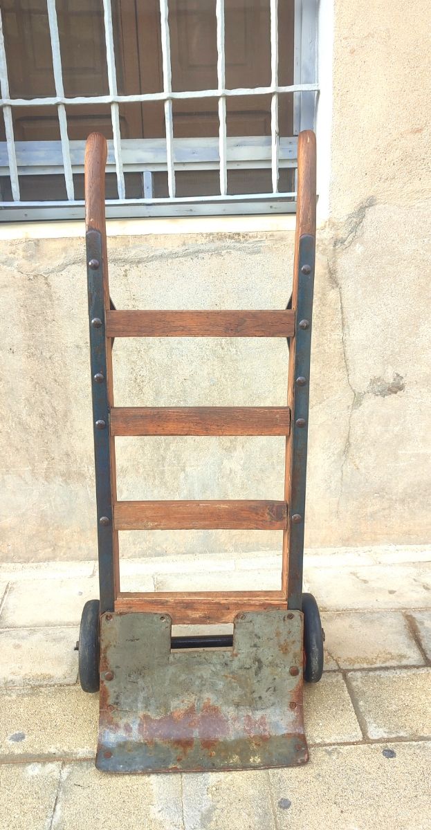 CARRETILLA DE MANO DE MADERA CON REFUERZOS