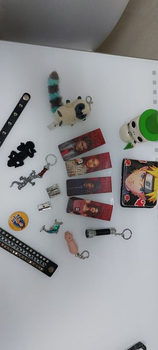 Nº 116.- Pulseras, imanes, peluche y colgante