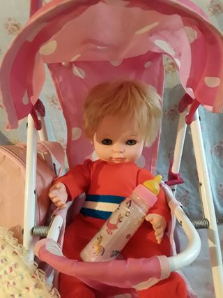 Muñeco , nenuco bebe,hace pipí, biberón con sonido